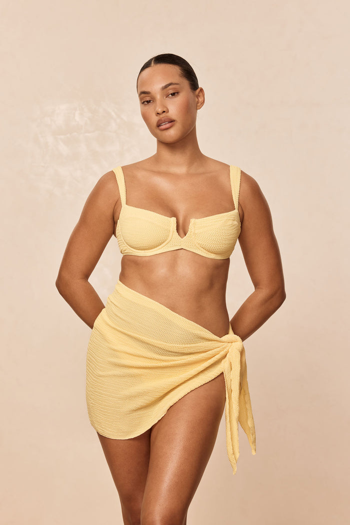 Front view of Clovelly top in Honey Crinkle on model, underwire V-notch and textured crinkle fabric