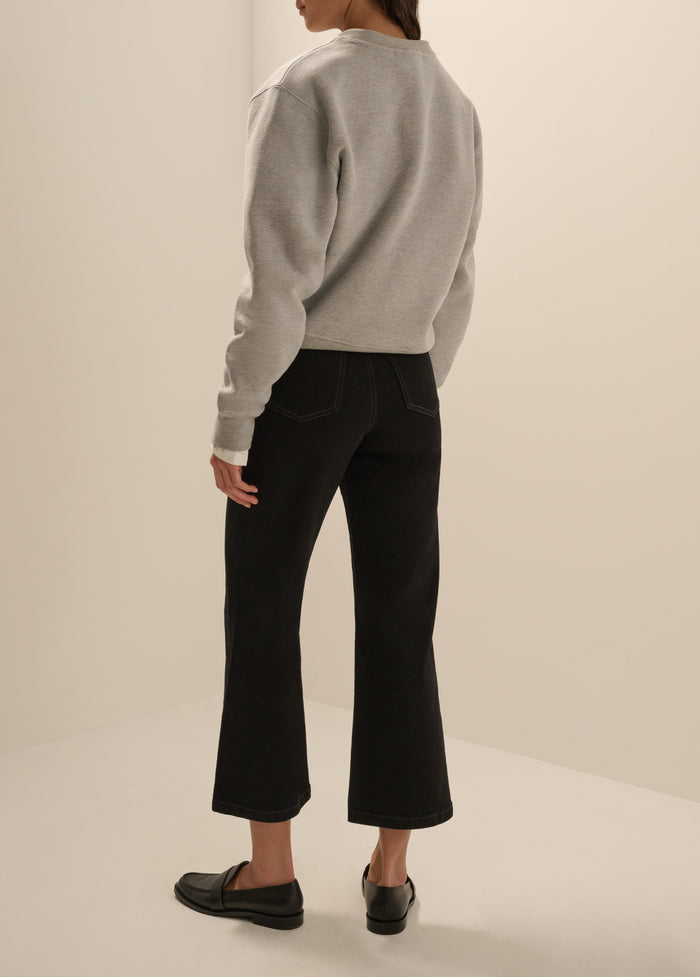 THE CROPPED SIGNATURE SWEATSHIRT