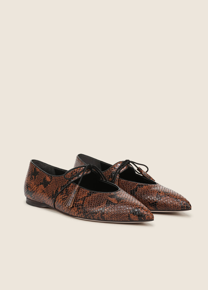 THE LILY TASSEL FLAT